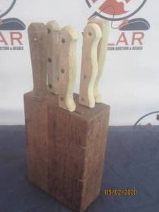 lot 134 image: TOTAL OF 7 KNIVES WITH WOOD KNIFE BLOCK&nbsp