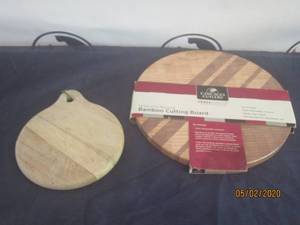 lot 137 image: TOTAL OF 2 CUTTING BOARDS&nbspNEW CHICAGO CUTLERY BAMBOO CUTTING BOARD&nbsp