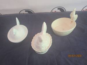 lot 160 image: TOTAL OF 3 VINTAGE WHITE MILK GLASS HEN ON NEST DISH&nbsp