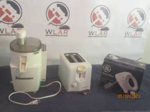 lot 164 image: TOTAL OF 3 SMALL KITCHEN APPLIANCES&nbsp- THE JUICEMAN 2&nbsp- PROCTOR -SILEX TOASTER&nbsp- GE HAND MIXER