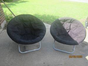 lot 200 image: TOTAL OF 2 LOUNGE FOLD UP CHAIRS WITH OVERSIZED ROUND SEATING&nbsp
