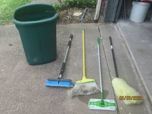 lot 204 image: TOTAL OF 5 PC HOME CLEANING TOOLS&nbsp&nbsp-BROOMS-RUBBERMAID&nbsp FLIP TOP WASTEBASKET&nbsp&nbsp-SWIFTER MOP&nbsp-DUSTER&nbsp