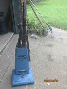 lot 205 image: EUREKA THE BOSS LITE 12 AMPS VACUUM CLEANER