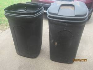 lot 208 image: TOTAL OF 2 OUTDOOR TRASH CANS&nbsp&nbsp- ONLY ONE LID