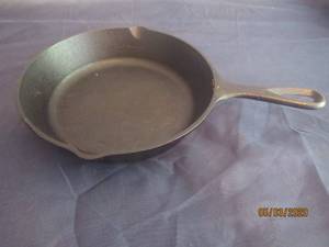 lot 222 image: 8 12 LODGE CAST IRON SKILLET&nbsp