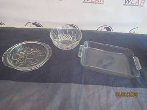 lot 224 image: CRYSTAL BOWL , 3QT ANCHOR HOCKING , 9 INCH EMBOSSED FRUIT DESIGN PIE DISH&nbsp