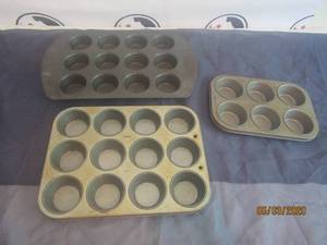 lot 229 image: TOTAL OF 3 MUFFIN PANS&nbsp&nbsp-EKCO&nbsp-WILTON&nbsp&nbsp- BAKERS SECRET