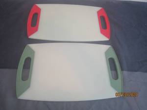 lot 231 image: TOTAL OF 2 RED &amp GREEN HANDLE 20 WHITE CUTTING BOARDS&nbsp