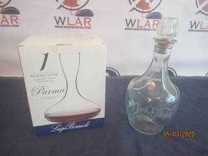 lot 236 image: TOTAL OF 2 DECANTERS&nbsp- PARMA WINE DECANTER QUALITY ITALIAN DESIGNED CRYSTAL GLASSWARE LUIGI BORMIOLI- JACK DANIELS VINTAGE DECANTER&nbsp