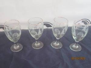lot 247 image: TOTAL OF 4&nbsp VINTAGE WHITE CHRISTMAS TREES SNOW ETCHED GOLD RIM WINE GLASSES&nbspMATCH # 245 &amp 246&nbsp