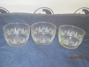 lot 249 image: TOTAL OF 3 WHITE CHRISTMAS TREES SNOW ETCHED GOLD RIM CANDYNUT BOWLS&nbsp&nbspMATCH # 245, 246 , 247 ,248&nbsp&nbsp