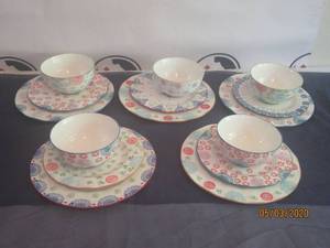 lot 255 image: TOTAL OF 15 PC&nbsp &nbsp5 PERSON SETTING VINTAGE BOHO BOUTIQUE STONE WARE DINNERWARE SET&nbsp&nbsp &nbsp5 - DINNER PLATES&nbsp 5- SALADSNACK PLATES&nbsp&nbsp5- SOUP BOWLS&nbsp
