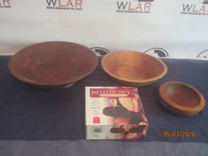 lot 261 image: TOTAL OF 3 VINTAGE NUT BOWLS&nbsp &amp 6 PC NUTBOWL NUTCRACKER SET NEW IN BOX&nbsp&nbsp- VERMILLION REAL WALNUT&nbsp&nbsp- MUNISING&nbsp&nbsp