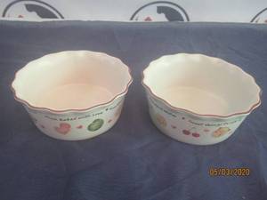 lot 268 image: TOTAL OF 2 STONEWARE 6 14 DIA&nbsp HEAVY BAKEWARE&nbsp DEEP RUFFLED PIE QUICHE BOWLS HEART FELT WISHES SWEET THINGS IN LIFE FRESH BAKE WITH LOVE&nbsp