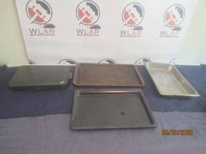 lot 280 image: TOTAL OF 4 BAKING SHEET PANS&nbsp