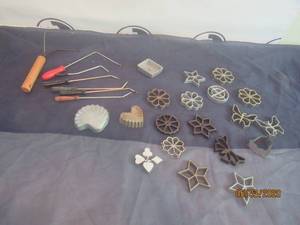 lot 285 image: TOTAL OF 18 VINTAGE IRON COOKIE MOLDS PRESS CUTTERS&nbsp &amp&nbsp 7 - WOOD HANDLE COOKIE MOLD HOLDERS&nbsp