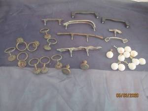 lot 286 image: TOTAL OF 30 VINTAGE DRAWER CABINET&nbsp PULLS  DRAWER CABINET KNOBS&nbsp