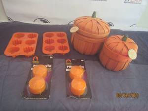 lot 308 image: &nbspTOTAL OF 6 HALLOWEEN LOT&nbsp&nbsp2- SILICONE BAKING MOLDS&nbsp&nbsp2-HARVEST PUMPKIN BASKETS&nbsp2 - PILLAR CANDLES&nbsp