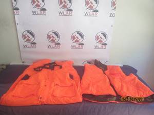 lot 316 image: NORTH WEST TERRITORY MENS ORANGE INSULATED HUNTING BIB OVERALLS WITH&nbsp INSULATED REVERSIBLE HUNTING VEST SIZE XL