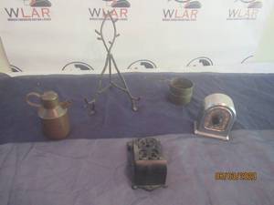 lot 327 image: TOTAL OF 5&nbsp VINTAGE - PLATE HOLDER , SIFTER , CAST IRON&nbsp WALL DECOR ,POURER ,TIMER&nbsp
