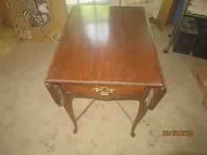 lot 335 image: ANTIQUE DROP LEAF DESIGN SIDE LAMP TABLE WITH ONE DRAWER&nbsp- ONE LEAF LATCH IS BROKE&nbsp