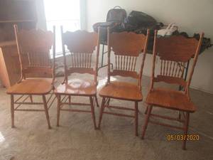 lot 340 image: TOTAL OF 4 VINTAGE OAK WOOD DINING CHAIRS&nbsp
