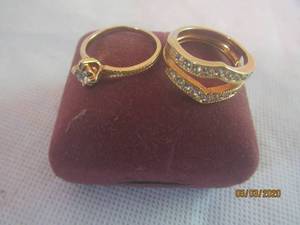 lot 348 image: 2 PC GOLD&nbsp LADY WEDDING&nbsp RING SET&nbsp-AUTHENTICITY UNKNOWN