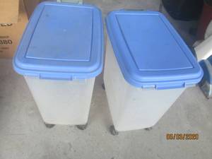 lot 353 image: TOTAL OF 2 STORAGE CONTAINERS ON WHEELS&nbsp&nbsp- CAN BE USED AS DOG FOOD STORAGE&nbsp- CAN BE USED TO STORE CRAFT MATERIAL&nbsp&nbsp- AND MORE&nbsp