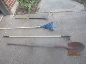 lot 365 image: TOTAL OF 4 OUTDOOR TOOLS&nbsp- GARDEN RAKE&nbsp-GARDEN HOE&nbsp-THE SCOOP&nbsp- GARDEN SHOVEL&nbsp