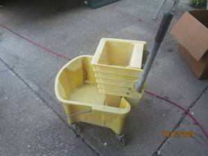 lot 185 image: YELLOW RUBBERMAID MOP BUCKET WITH SIDE PRESS WRINGER&nbsp