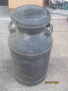 lot 189 image: 25 12 H METAL MILK JUG WITH HANDLES