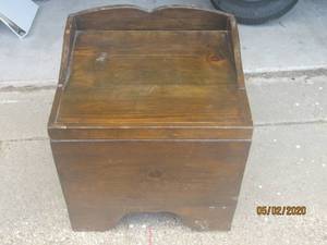 lot 195 image: VINTAGE WOOD CHEST WITH INSIDE REMOVABLE DRAWER19 12 L X 17 X 21 H&nbsp
