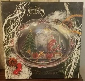 lot 8 image: CHRISTMAS 14 ROUND PLATTER (NEW)