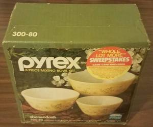 lot 10 image: VINTAGE PYREX 3-PIECE MIXING BOWL SET 300-80 SHENANDOAH (NEW IN BOX)