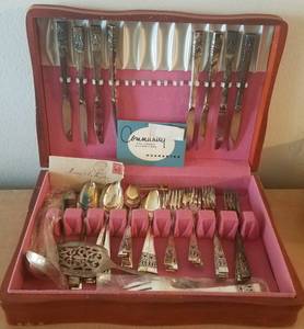 lot 2 image: VINTAGE ONEIDA COMMUNITY SILVERPLATE FLATWARE SET (1936)