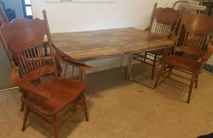 lot 18 image: DINING TABLE WITH CHAIRS
