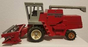 lot 27 image: VINTAGE ERTL DIE-CAST MASSEY FERGUSON 850 COMBINE TRACTOR (116 SCALE)