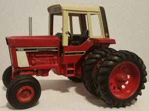 lot 28 image: VINTAGE ERTL DIE-CAST INTERNATIONAL 1586 FARM TRACTOR WITH DUALS