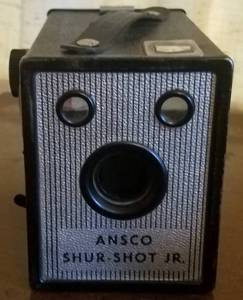 lot 35 image: VINTAGE ANSCO SHUR-SHOT JR BOX FILM SNAP SHOT CAMERA