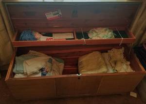 lot 41 image: VINTAGE 1950S LANE CEDAR CHEST 3127 WITH CONTENTS