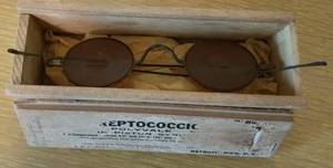 lot 48 image: ANTIQUE EYE SHADES WITH STORAGE CASE