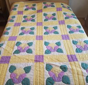 lot 60 image: VINTAGE CUSTOM MADE QUILT