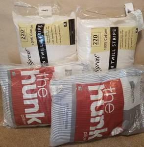 lot 62 image: LOT OF NEW PILLOWS