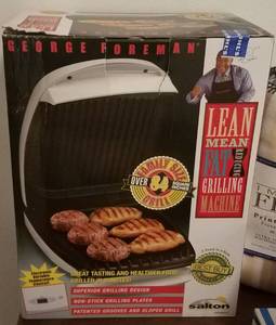 lot 75 image: GEORGE FOREMAN FAMILY SIZE GRILL (NEW IN BOX)