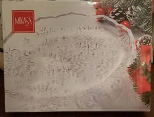 lot 80 image: MIKASA SNOWFLAKE SWEET DISH MODEL WY960348 (NEW IN BOX)