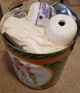 lot 88 image: LARGE TIN FULL OF CROCHETED ITEMS AND ACCESSORIES