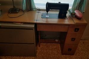lot 118 image: VINTAGE SINGER SEWING MACHINE WITH ACCESSORIES