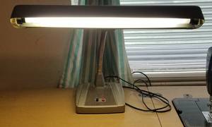 lot 119 image: VINTAGE BANKERS STYLE LAMP (WORKS)