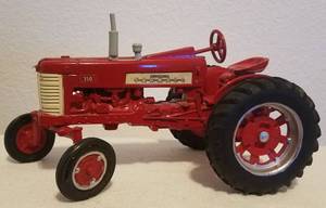 lot 124 image: VINTAGE FARMALL 350 MODEL TRACTOR