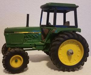 lot 126 image: VINTAGE DIE-CAST JOHN DEERE FARM TRACTOR